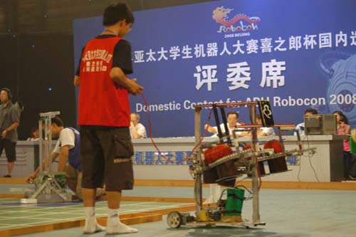 手动机器人在卸载“陶罐”和“奶酪”