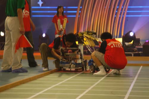 信用网博彩
赛队针对比赛规则设计制作了出击速度快、夹持“奶酪”稳的小机器人