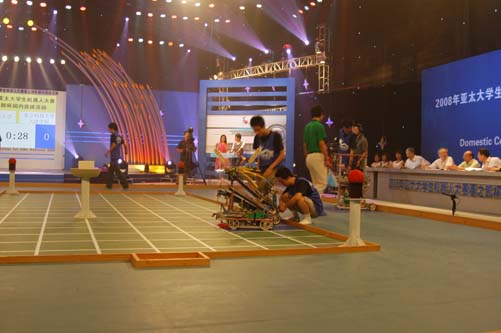 信用网博彩
机器人代表队队员调试机器人,准备即将开始的比赛